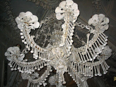 捷克的人骨教堂，Sedlec Ossuary。这个教堂内部用大量的人骨装修，是哥特爱好者的圣地。它始建于13世纪，有一块公墓，后来14世纪黑死病大爆发，数万人死亡，人骨后来就拿来搞室内装潢