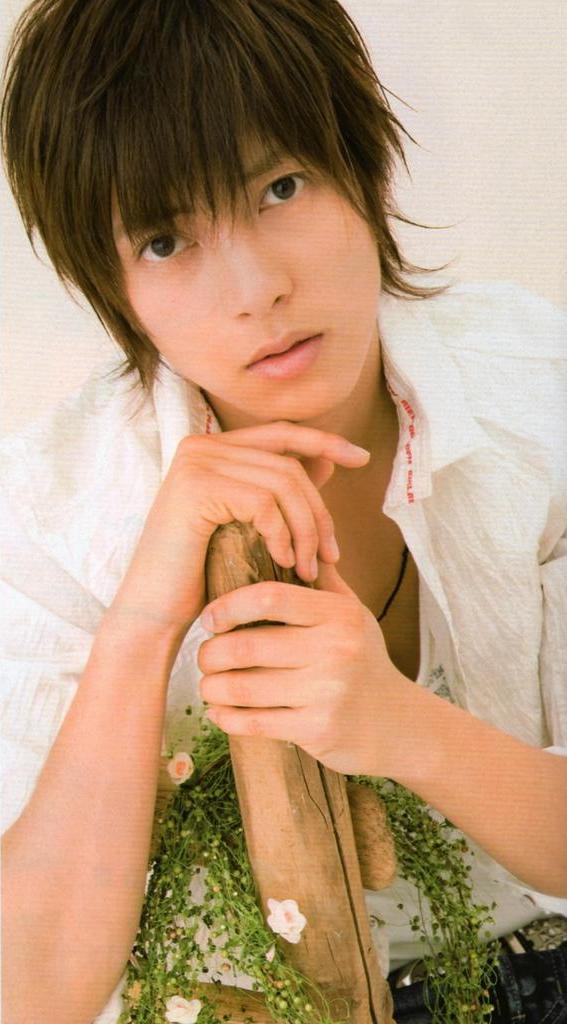 山下智久，日系男艺人~男演员~杰家当家小生之一~生田斗真的麻吉~~传说他会是下一个木村拓哉~~