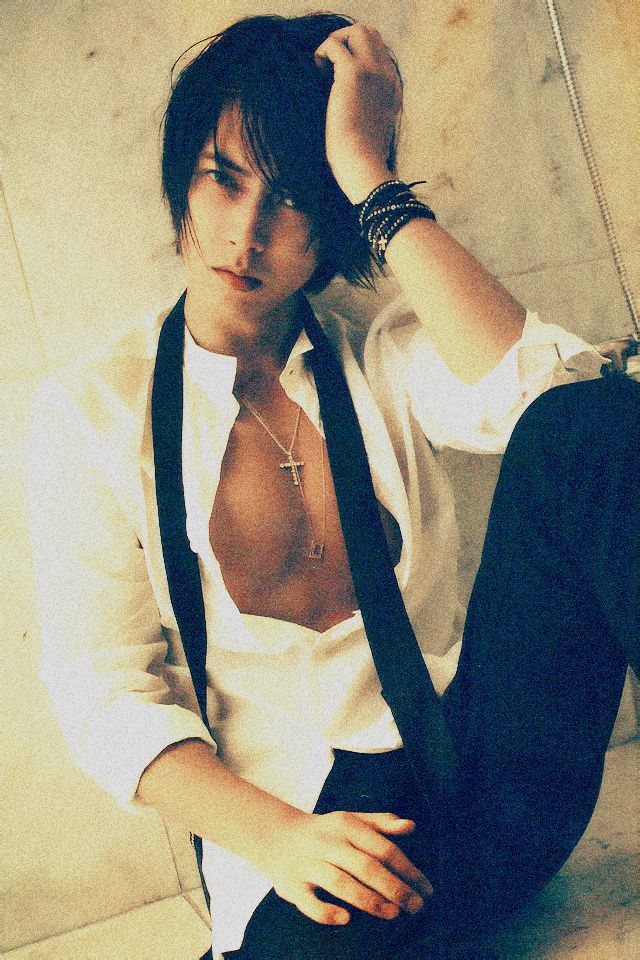 山下智久，日系男艺人~男演员~杰家当家小生之一~生田斗真的麻吉~~传说他会是下一个木村拓哉~~