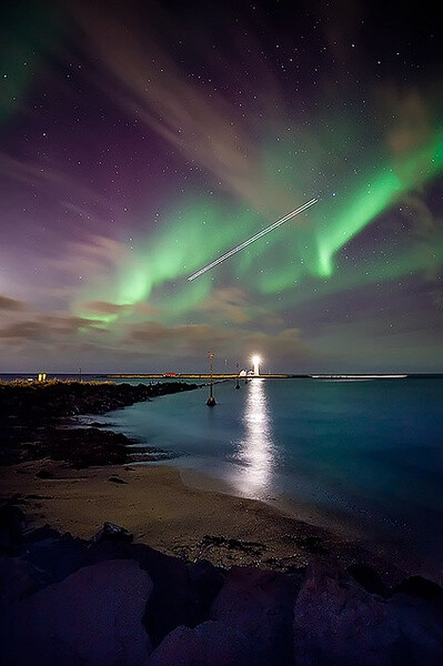 7.Seltjarnarnes, Gullbringusysla, 冰岛。灯塔、灯塔、星空，连飞机划过夜空都是如此华美。