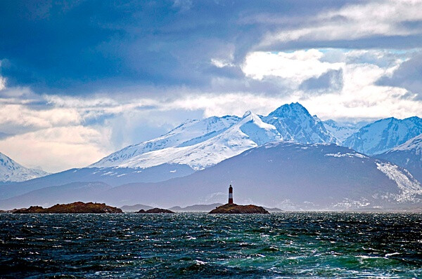 45. Faro les Éclaireurs, Ushuaia, 阿根廷。这个位处南美大陆最南端的灯塔，被誉为世界的尽头，靠近世界上常年有人居住的最南端的小镇Ushuaia，在环游世界的旅行家们心目中占有极其重要的地位。