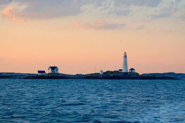 60. Boston Harbor Lighthouse, Little Brewster Island in outer Boston Harbor, 马萨诸塞州，美国。晚霞中波士顿的远眺。