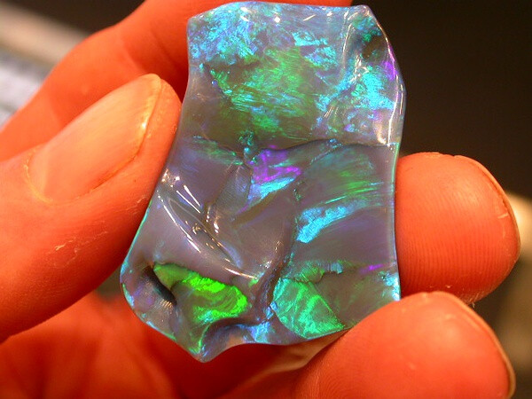 OPAL中文名称欧泊。是一种极其珍贵的彩色宝石。opal来源于拉丁文opalus. 主要产地为 澳大利亚，墨西哥，埃塞俄比亚，苏丹，巴西，美国，洪都拉斯等国。品质以澳洲为上品。