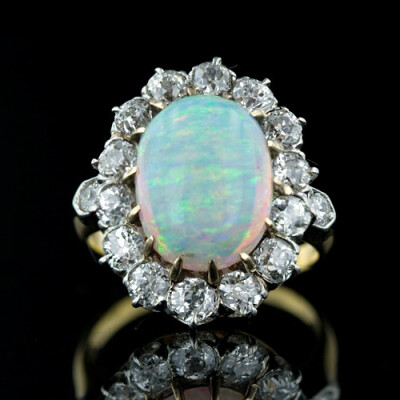OPAL中文名称欧泊。是一种极其珍贵的彩色宝石。opal来源于拉丁文opalus. 主要产地为 澳大利亚，墨西哥，埃塞俄比亚，苏丹，巴西，美国，洪都拉斯等国。品质以澳洲为上品。