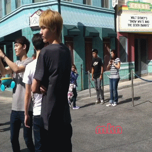 #一起飞吧kris# 【gif】居然有种绝世而独立的即视感[泪]一顾倾人城，再顾倾人国吗。 [泪]你穿个t恤也尽是衣袂飘飘的感觉[泪][泪]游乐场和你的气场好不合啊亲！！！ 视频frmkn