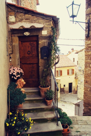 Entryway, Tuscany, Italy photo via nightowl