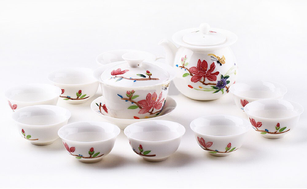 陶瓷茶具——绘有彩蝶戏花，釉色均匀，色泽鲜艳丰富，光泽莹润，富有通透感，堪称色釉瓷中的珍品。