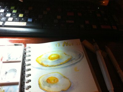 水彩画 练习煎鸡蛋ing 手机照出来的颜色浅好多呀~