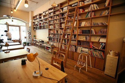 1974 way home 是在韩国首尔一座装满了书和杂志的小咖啡馆，充分利用了其狭长的设计空间，将雪松材料的原木色，白色和点缀其中的绿色舒服地组合在一起。1974 way home为日本爵士乐代表音乐人Mondo Grossoy乐队专辑MG…