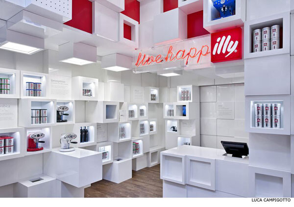 Caterina Tiazzoldi为illy意大利咖啡品牌设计了在米兰的店面，illy（意利）咖啡公司以个别的包装分别销售至旅馆、餐厅、家庭和办公室。illy咖啡在意大利是饭店、餐馆等业界所使用的第一品牌。在圣卡罗广场illy店面拥有200立方，一小方箱子为特点，品牌的红白为主色调，打造出清新，大方的品牌调性。