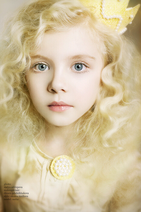 金色的发蓝色的眼眸一切都很美