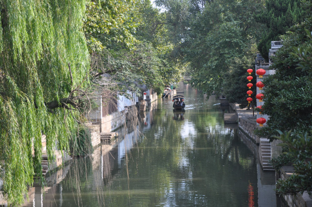 南浔的许多地方都像是静止的，本地居民不多，游客更不多，很好，很喜欢~