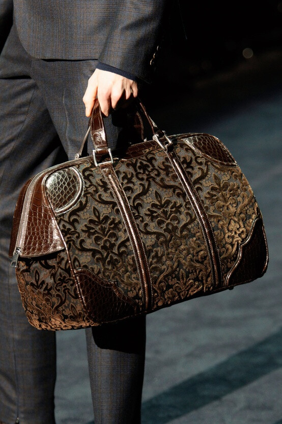 Carpet bags in the menswear shows in Milan