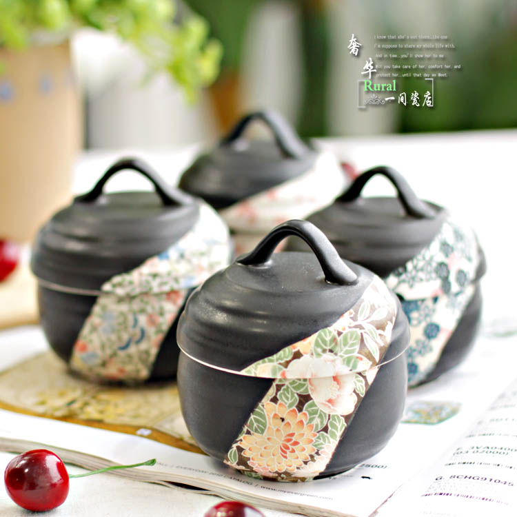 一眼看到这个有种厚重踏实的质感，属于色泥材质，这个颜色是许多人喜欢的那种带点磨砂感觉的黑色，加之造型很精致淳朴，可以是一个糖盅，调味什么的，用于装酱油做分料，还可以用来当做粥罐