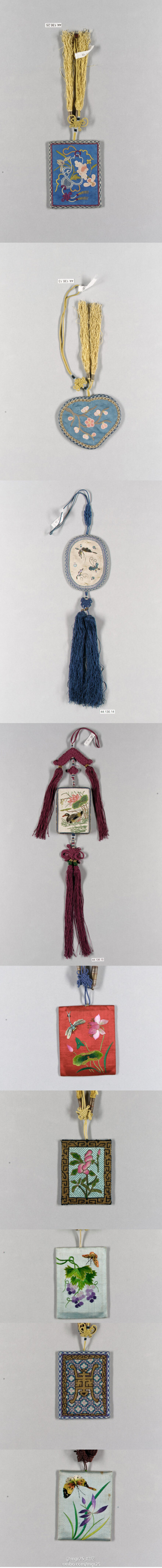 镜套，大都会藏。最常见的是这样的玻璃镜套，多为方形，也有其他各种形状的，但尺寸都不大（6—10厘米），便于随身携带。背面是镜套发挥女工技艺的地方，随意很是可看，各种刺绣工艺云集。上端再装饰上结子和穗子，可挂于纽扣或腰间（所以也有叫腰镜的）。清宫还有另一种有柄镜套（不便随身携带）。