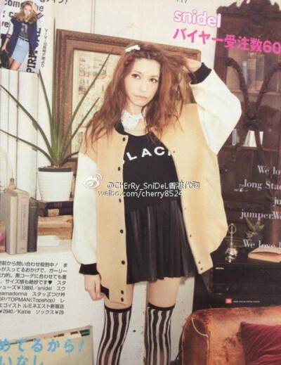 VIVI款藤井莉娜身着的奶咖色拼接皮的棒球外套棉衣