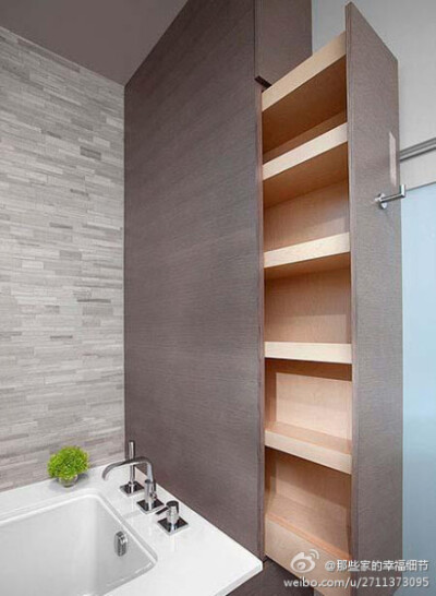 在空间较为狭小的卫浴间，采用大容量门式立柜会让活动很不自如，巧妙的将其移至墙壁上，将门式换成抽屉式，直接拉出的抽屉可以使物品全部展现在视野之内，一目了然~