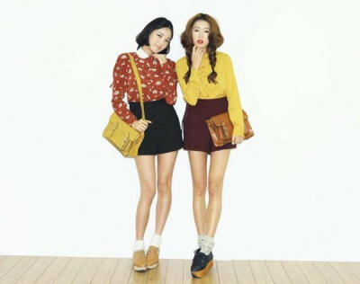 各种复古碎花，色彩好像是出自80年代的童年记忆。蕾丝花边的白色棉袜，你穿过吗？