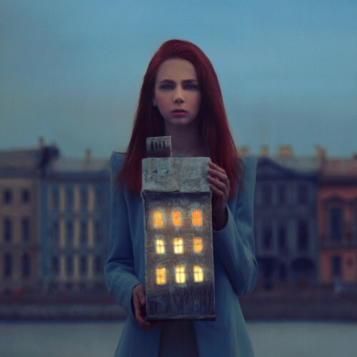 乌克兰摄影师 Oleg Oprisco，用镜头记录的一次关于寻梦的旅程。心痛，孤独，冷漠，爱，摄影师通过作品向我们讲述着一个个引人入胜的深动故事，朦朦胧胧的效果更为这个富有想象力的世界增添了一丝丝神秘的色彩。置身于这个时尚而梦幻的国度，寻梦的旅程就此开启。