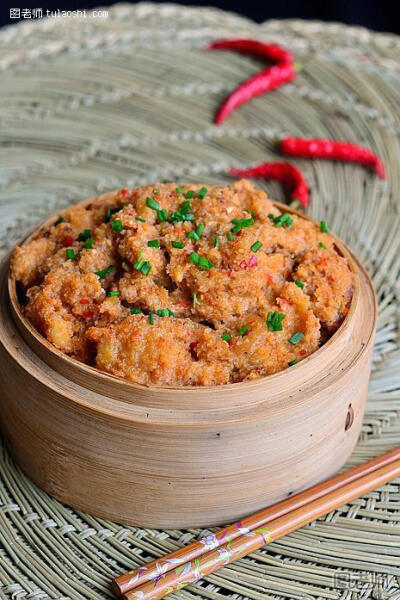 粉蒸肉口感软糯，肥而不腻，散发着米粉的清香，非常可口下饭，是中国民间一道经久不衰的家常菜、宴客菜。