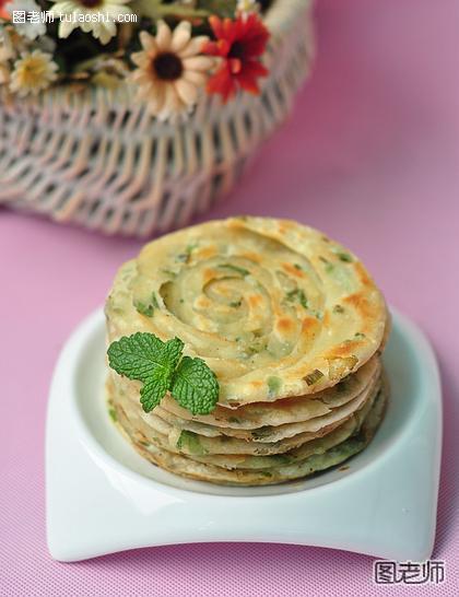 这道椒香葱花饼，是将花椒和芝麻炒香，然后用料理机磨碎，加入盐和油，做成香浓无比的椒香芝麻油，和葱花一起和入到面里，烙制成口感层次丰富的椒香葱花饼。刚刚烙出来饼，金黄油亮的外表，闻起来那叫一个香啊，咬上一口，全身都香得酥掉的感觉！配上一杯刚刚打出来的热乎乎的豆浆！！人间美味不过如此！！