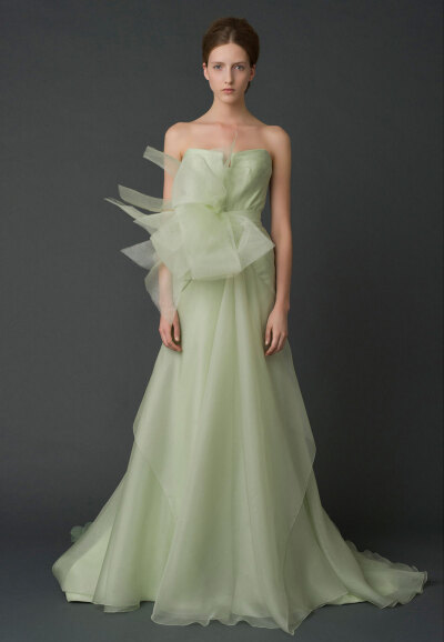 http://www.verawang.com/ZH/wedding/bridal-collection/spring-2012/124-harper dream dress yosi!