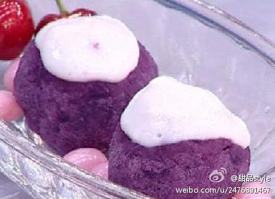 【#甜品#酸奶紫薯#芝士球#】1.紫薯去皮切成片，放在蒸锅内蒸熟，做成紫薯泥；2.薯泥里包上芝士粒，再团成薯球，可用多种口味的芝士粒(例如草莓、比萨、培根等)；3.做好的薯球放在盘中，在薯球上淋上酸奶即可。可放一…