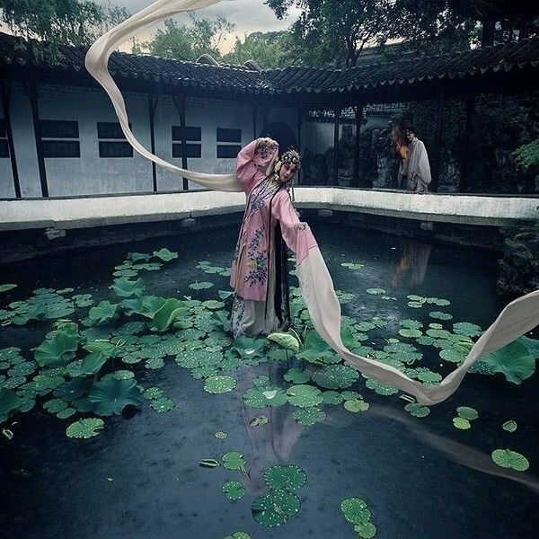 画廊金粉半零星 池馆苍苔一片青。