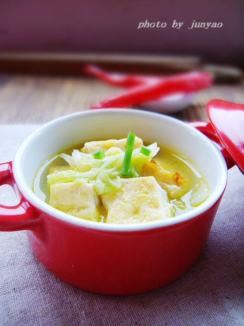 白菜炖豆腐 做法：1、将豆腐切小块入开水锅焯水，往水中放一小勺盐2、焯好的豆腐冲凉沥干水份3、将沥干的豆腐加少许盐入底味4、平底锅或饼铛烧热，放油，将豆腐依次放下去煎至两面金黄5、将白菜洗净切条，菜帮和叶分开放6、锅烧热放少许油，葱、姜爆香后先将菜梆子先放进去煸炒7、等菜梆子变软后，再将菜叶放进去一起翻炒8、1、2分钟后加少许盐调味9、接着将煎好的豆腐放进去，然后加适量的水，水的量不宜过多，大约至菜的1/2，因为白菜在炖的过程中会出水，盖上盖大火煮开后，小火炖3-5分钟就可以了，最后加少许鸡精和胡椒粉就可以盛盘