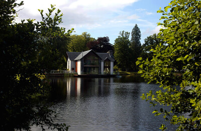 这所美丽的湖滨住宅坐落在风景如画的英国西斯特灵。