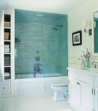 用蓝色的瓷砖来装扮浴室很有水波荡漾的感觉~ 来自分享家