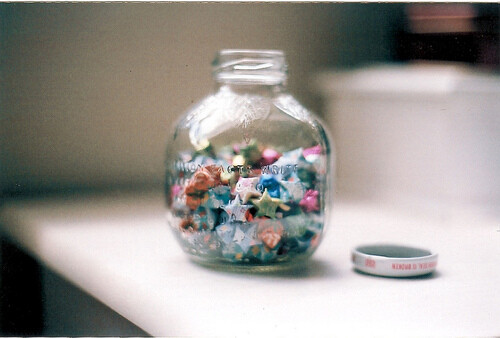 细数花开花落 静看春去春回http://bbs.3ghkw.cn/thread-749-1-1.html年年岁岁春渐远，岁岁年年春又回。风，依然寒气未退，阳光却渐见明媚，温暖的阳光里，我们嗅到了春的气息。光秃的树干不久就会冒出新芽，在春雨的滋润后，嫩绿会渐渐变成深绿，然后发黄、枯萎、飘落，这就是季节的轮回，也是生命的轮回。 春天是希望的季节。当秋叶落尽时，大地渐渐地进入沉睡，任天地间寒风如何凛冽，冰雪如何肆虐，大地岿然不动地从容安睡，河水也停止了流动，花草树木也在风雪中静默无语。但是凛冽北风的背后酝酿着雪落梅开，漫天的飞雪中已孕育了春暖花开。希望在泥土中埋藏，在枝头上了望，在新芽里生长，在金灿中放光。当南风带着暖意拂过大地，所有的生命都开始了萌动：大地在舒展，河