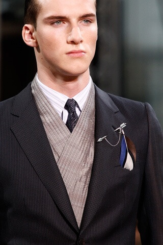 loving this arrow feather from LV