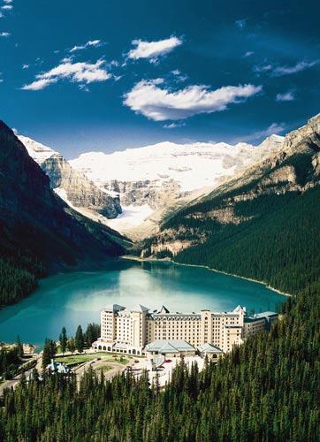 费尔蒙露易斯湖城堡酒店(The Fairmont Chateau Lake Louise)最早建于公元1886年，典型的维多利亚式建筑——城堡样式的外观造型和湖光山色融为一体，内部装饰风格也十分典雅，深柚木色的楼梯栏杆、米白色的粉刷和以粉红色为主的地毯，让住进来的人常常恍惚是否进入了某个历史角落，抑或走入了梦境。如果蜜月能住在这里，绝对罗曼蒂克得一塌糊涂。