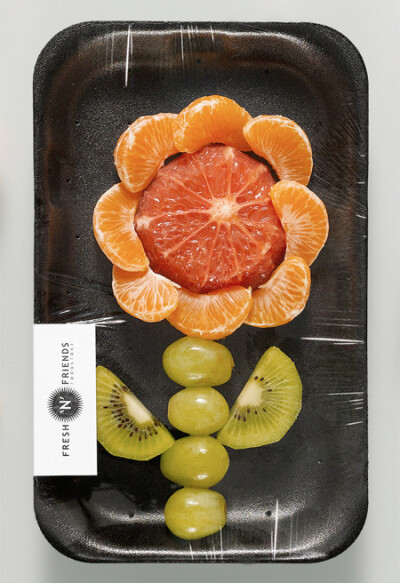 德国的Scholz&Friends 公司最近推出了一超萌的果盘包装，意在吸引小盆友们，让小盆友们多吃些健康的新鲜的瓜果蔬菜，不要总是被高热量高脂肪的垃圾食品所吸引！p.s.创意和目的都是不错的，但是这空间就装这么几片果…