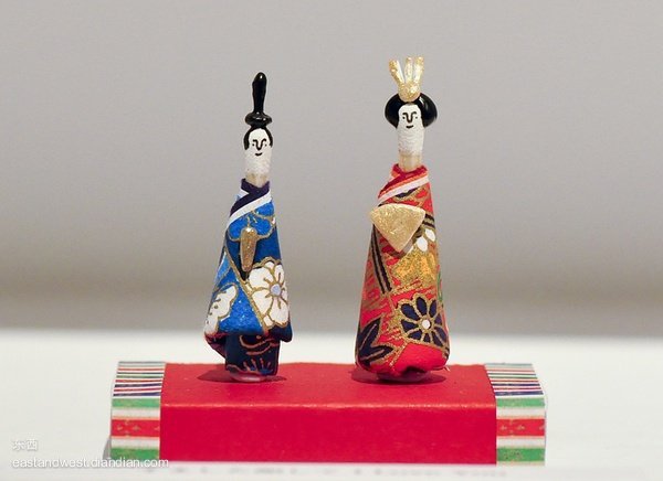 日本kokeshi-m是一个专门为火柴做创意设计的品牌，他们唯一的爱好就是火柴火柴还是火柴.火柴盒里面躺着的火柴棍们，生气盎然，仿佛在诉说着那时的文明与繁华，或许这燃烧的不只是火柴，更是轰轰烈烈的追恋与情意。