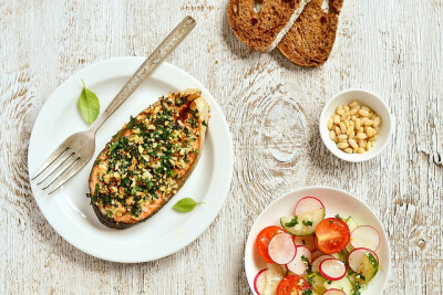 Salmon baked with pine nuts and parsley