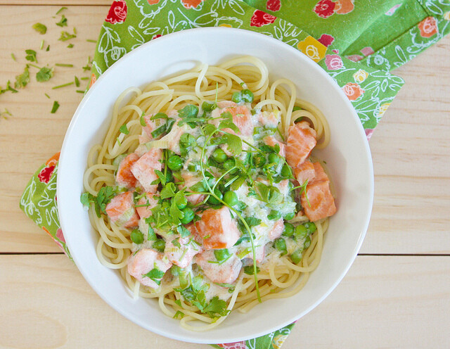 Cold-smoked salmon bites in a creamy peas and mint sauce