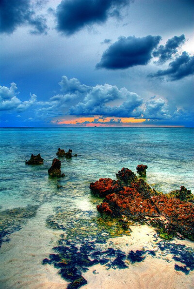 暴风雨的天空，大开曼岛，开曼群岛通过朱迪的照片