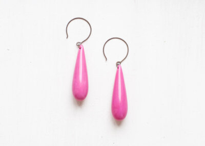 Long pink teardrop earrings - vintage acrylic earrings 超爱这种嗲粉