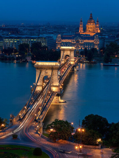 【多瑙河畔的布达佩斯】这个世界上最安静的首都，在这里，我们同时被感动，不约而同地年轻起来。