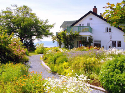 被奇花异草和蔚蓝海洋包围的Sooke Harbour House，以美景与美食享誉北美及全球，曾被多家旅游杂志评选为“世界顶级旅馆”、“全球前25大优质旅馆”、“加拿大最佳美食餐厅”。