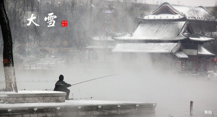 图片记录著济南二十四个节气的美丽景色。照片取景於济南的大街小巷、山水之间，有趵突泉、大明湖等名胜的大气风光，也有曲水亭街、老邮局等旧城的古朴韵味，还有几所高校以及那里的书香气息。摄影师林小木