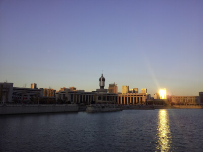 海河，夕阳下