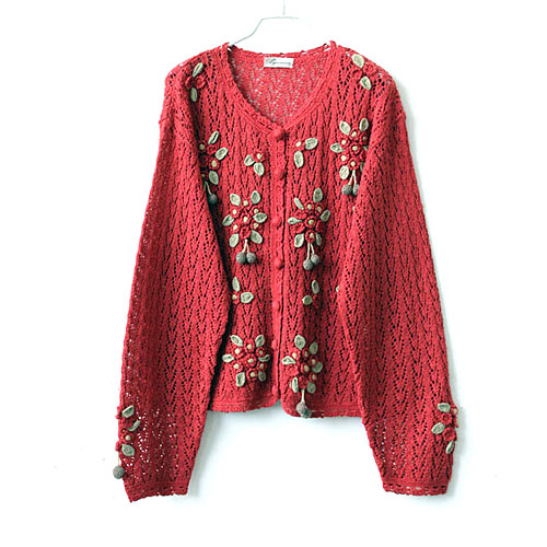 苹果红色中长款毛衣，勾衫。 镂空勾花，立体针织花朵装饰。