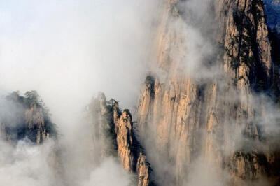 【古韵·黄山】黄山四千仞，三十二莲峰。丹崖夹石柱，菡萏金芙蓉。伊昔升绝顶，下窥天目松。仙人炼玉处，羽化留馀踪。