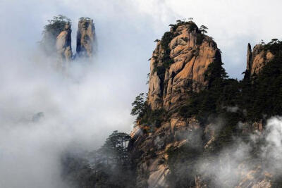 【古韵·黄山】黄山四千仞，三十二莲峰。丹崖夹石柱，菡萏金芙蓉。伊昔升绝顶，下窥天目松。仙人炼玉处，羽化留馀踪。