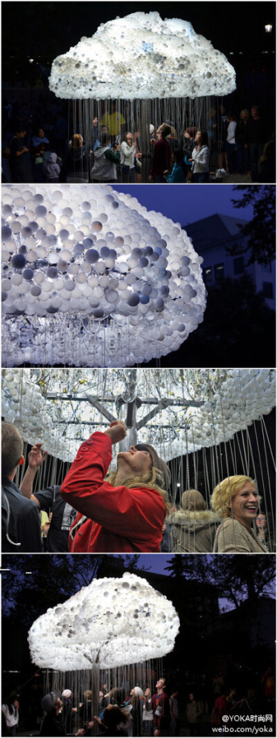 【潮艺术-YOKA】这是一个互动装置作品，《Cloud》 by Caitlind r.c. Brown~人们试着去拉扯那些灯绳，以拉亮这片由6000个灯泡组成的云朵，当然他们也选择可以把它拉灭~由此，他们也成为了这个作品的一部分~