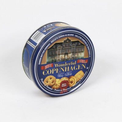 哥本哈根黄油曲奇饼干 曲奇不仅仅是一种香味浓郁、醇厚好吃饼干，它各异的造型，不同的口味和口感，也是吃曲奇的重要乐趣。Jacobsens丹麦哥本哈根黄油曲奇饼干，经典的蓝色铁盒，印有独特丹麦文化的图案，而且曲奇款…
