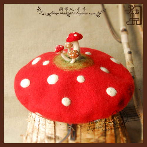 爱丽丝童话般的蘑菇帽，戴在头上就像是一个大蘑菇顶上又长出了一串小蘑菇，太萌了有木有！
